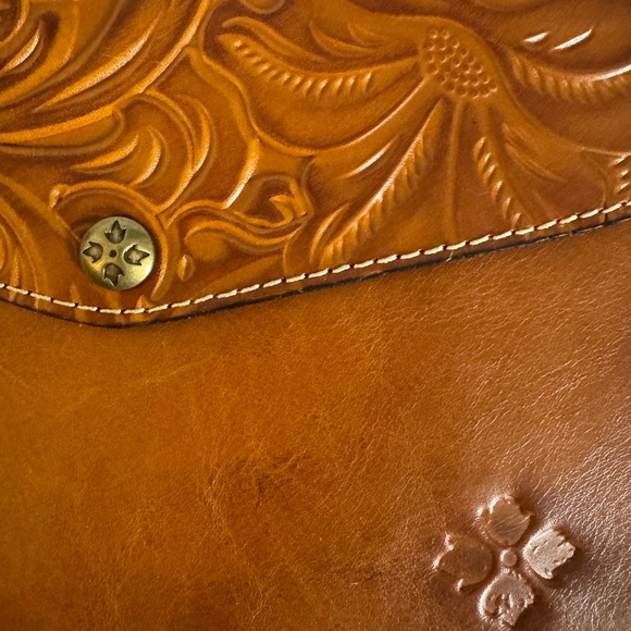 Patricia Nash Gold Burnished Tooled Mini. NWT - Picture 3 of 6